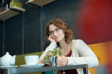 ragazza con i capelli e la pelle chiara in un locale 