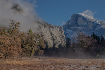 Fototapeta premium the magic valley of yosemite in california