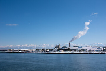 立山連峰と工場