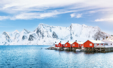Traditionele Noorse rode houten huizen (rorbuer) aan de oever van Reinefjorden bij het dorp Hamnoy
