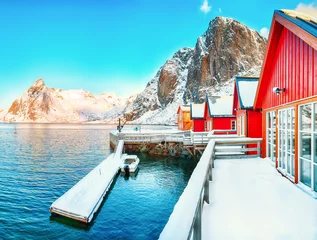 Foto auf Acrylglas Reinefjorden Traditional Norwegian red wooden houses (rorbuer) on the shore of  Reinefjorden near Hamnoy village.