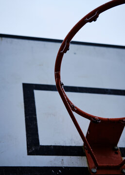Foto scattata all'interno di un campo da basket a Tortona (AL)
