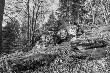 Schwarz weiß Bild Alte verwitterte Granit Felsen Formation mit Höhle und Durchbruch im Wald auf der Rusel und Ruselabsatz nähe Geisslinger Stein Königstein und Hausstein im bayerischen Wald bei Deggen