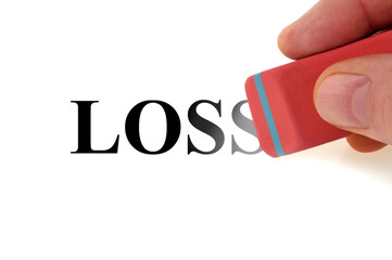 Main effaçant le mot loss avec une gomme en gros plan sur fond blanc