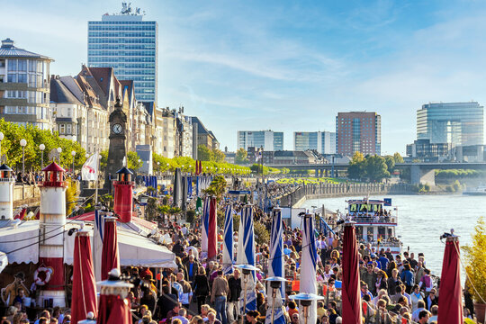 Zwischen Wochenende und Landtag auf der Rheinpromenade in D&uuml;sseldorf