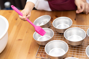 Brothers are make bun for burger.