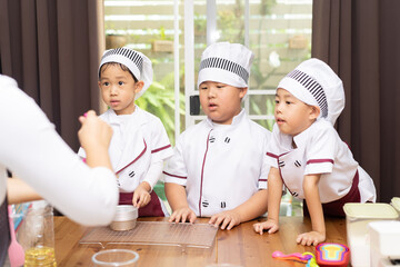 Mom and sons are make bun for pizza.