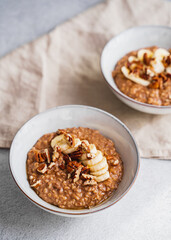 Chocolate banana porridge with pecan