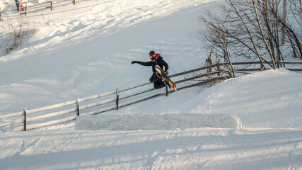 Saut en snowboard, descente de montagne sport extr&ecirc;me, comp&eacute;tition sport d'hiver
