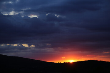 Sonnenuntergang im Isergebirge in Polen mit dramatischen Himmel