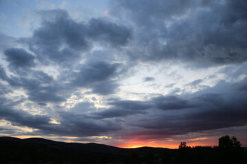 Sonnenuntergang im Isergebirge in Polen mit dramatischen Himmel