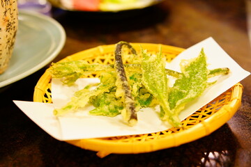 ざるに入った天ぷら