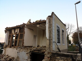 Abriss eines schönen alten Wohnhaus im Abendlicht in Oerlinghausen bei Bielefeld im Teutoburger...