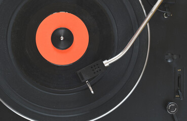 Obraz premium Top view of turntable neede on a vinyl record