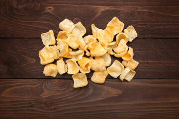 Potato chips scattered across the wooden table