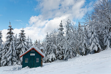 Abri de montagne en hiver