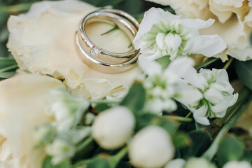 wedding rings with rose flowers, selective focus