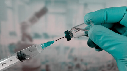 frasco de vacuna. Pandemia, coronavirus. Vacuna en manos de cientifico