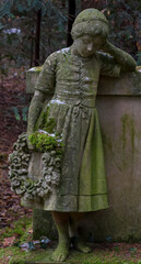 Fototapeta na wymiar Trauriges Mädchen - Statue