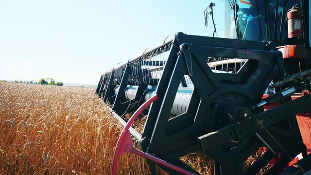 Reel of the moving harvester in a close up