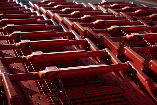 Conjunto se carritos rojos en el aparcamiento de un hipermercado.