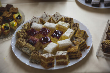 weding cake and fruits