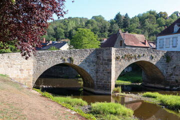 Limousin - Creuse - Chambon-sur-Voueize - L'éperon triangulaire du pont médiéval entre les 2...