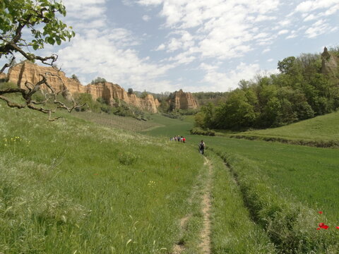 trekking fra le balze del valdarno