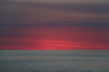 Fototapeta na wymiar Pink sunrise over the sea.