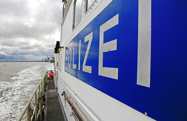 Schiff der Wasserschutzpolizei  fährt Kontrolle auf dem Fluss Elbe 