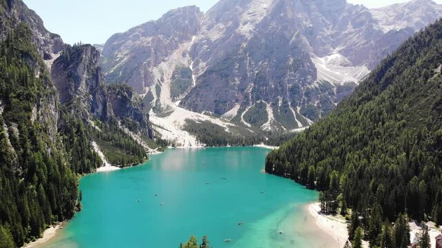 Vista a&eacute;rea de lago Di Braies en Dolomitas. Incre&iacute;ble color turquesa del agua. 