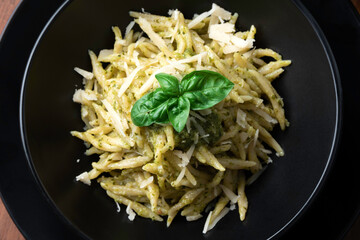Piatto di deliziose trofie al pesto, Cucina Italiana 