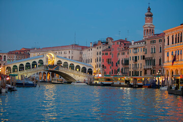 Fototapeta na wymiar Venedig Rialto Brücke beleuchtet