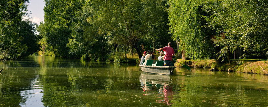 Panoramique balade en barque dans les marais &agrave; Coulon (79510), d&eacute;partement des  Deux S&egrave;vres en r&eacute;gion Nouvelle-Aquitaine, France