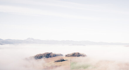 Colline entourée d'une mer de nuages