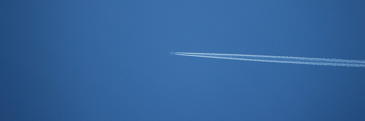Flugzeug am blauen Himmel