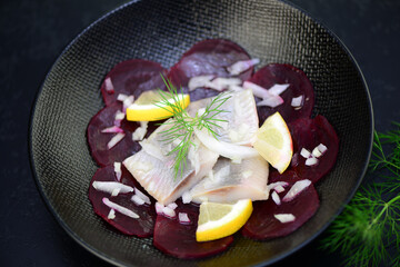 Rote Bete Carpaccio mit Heringsfilet,Zwiebel und Zitrone