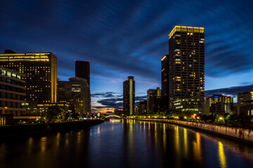 川辺のオフィス街の夕暮れ