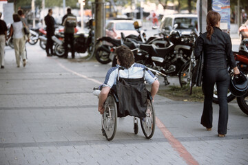 Rollstuhlfahrer in der Stadt