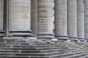 marches et colonnes, palais de justice