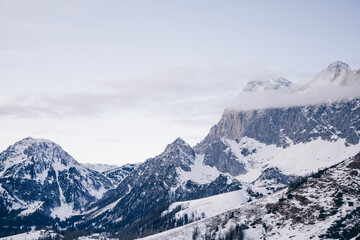 Fototapeta na wymiar Blick auf spektakuläre winterliche Berglandschaft in Österreich