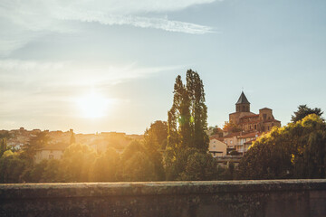Obraz premium Coucher de soleil sur un village médiéval