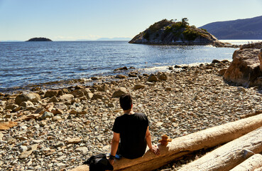 mann mit teddyb&auml;r am meer