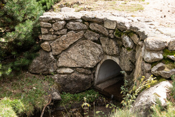 pequeño punto hecho de piedra