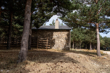 un casa de piedra rodeada de arboles