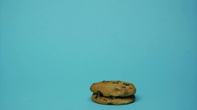 The chocolate chip cookie tower grows and decreases. Stop motion