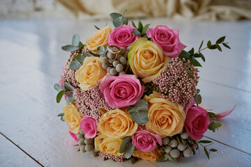 gold rings and a beautiful bridal bouquet of roses on the background. details, wedding traditions. close-up, macro
