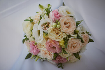 gold rings and a beautiful bridal bouquet of roses on the background. details, wedding traditions. close-up, macro