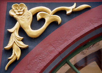 Wundervoll geschnitztes Detail an der Fassade der Rosenapotheke