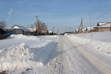 Obraz premium Snow-covered village Mullovka in Ulyanovsk region in Russia on a winter day. The traditional winter landscape of the Russian village has not changed since ancient times.